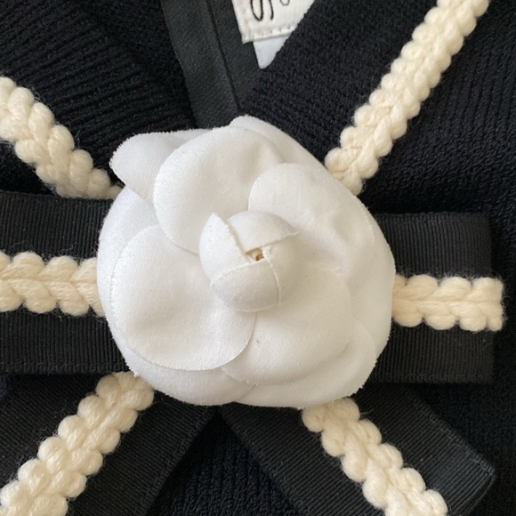 *NWT* Classy ST JOHN COLLECTION Black White Knit Top w Flower Pin Size L - Picture 5 of 6